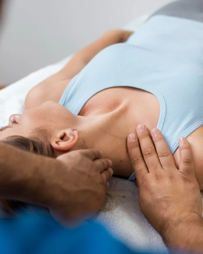 Kobieta podczas terapii osteopatii