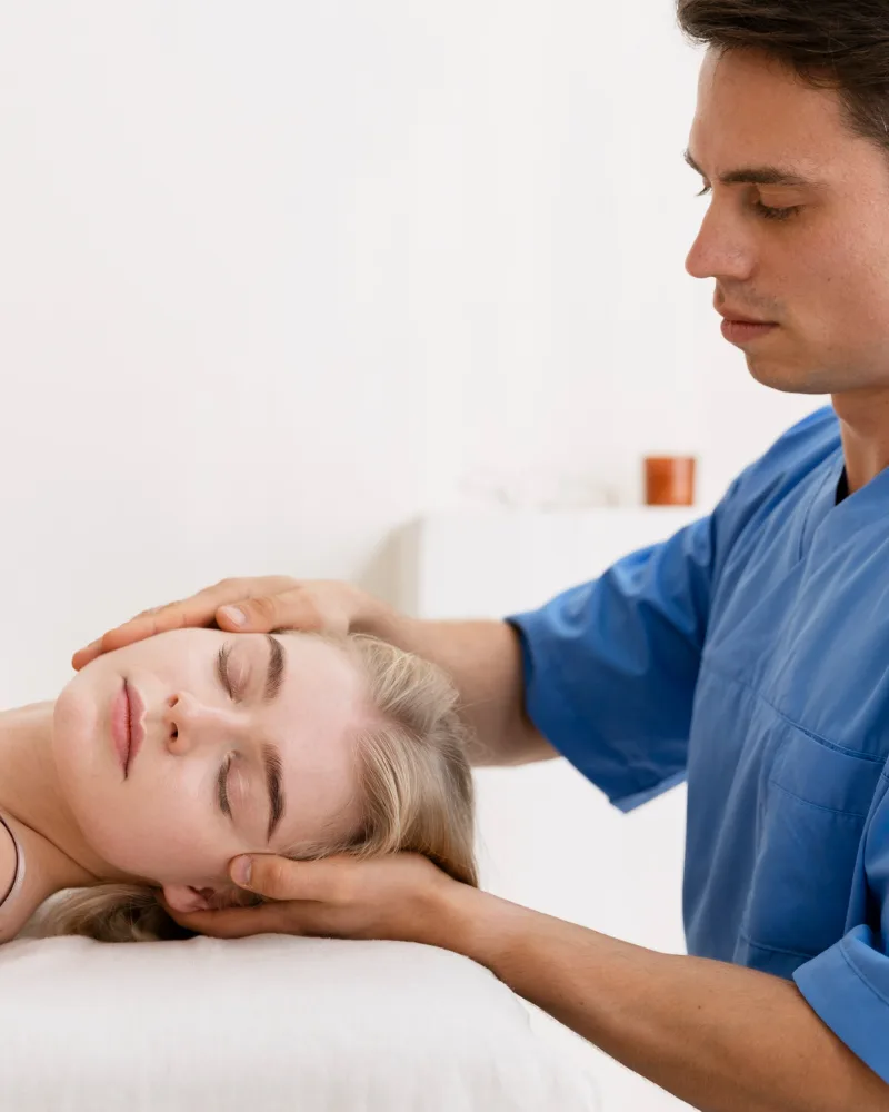Kobieta podczas wizyty u osteopaty