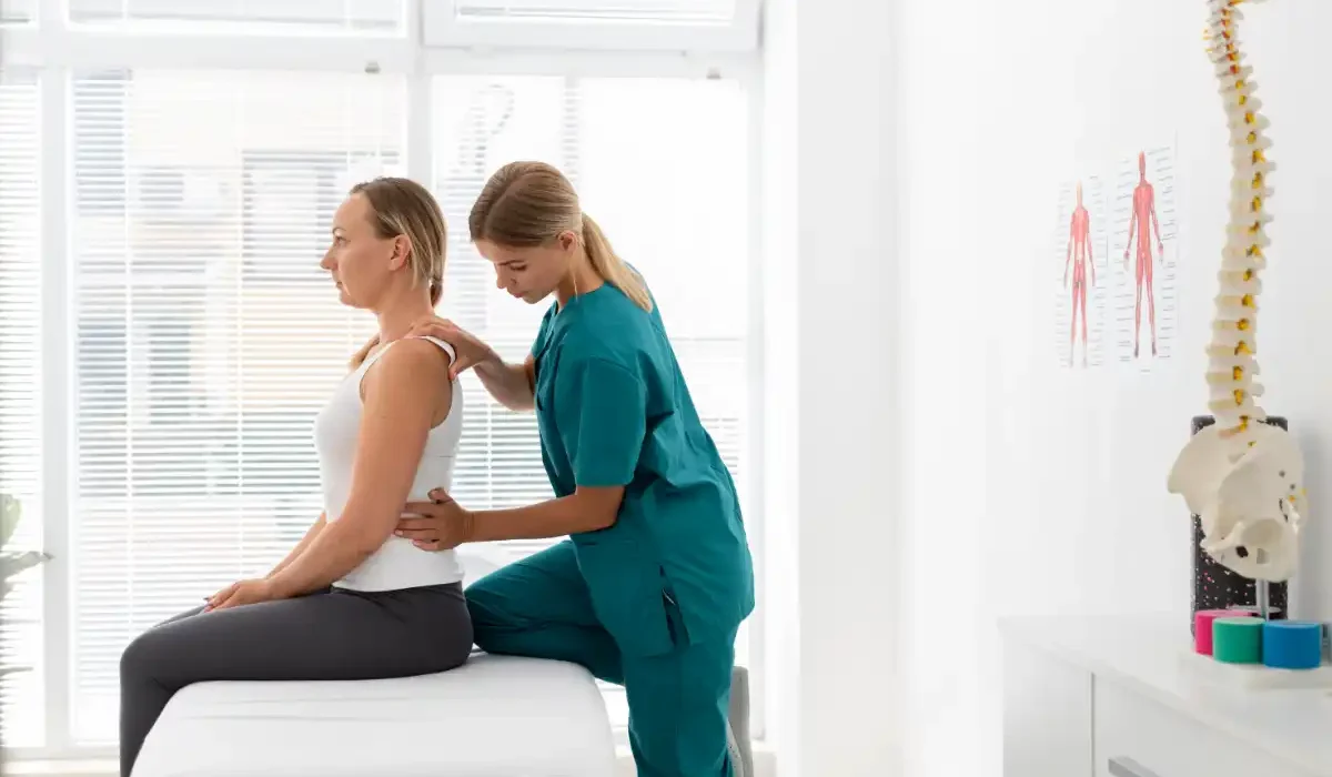 fizjoterapeutka pracuje z pacjentką