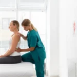 fizjoterapeutka pracuje z pacjentką